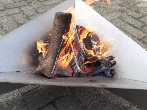 Vuurschaal RVS driehoek brandend hout